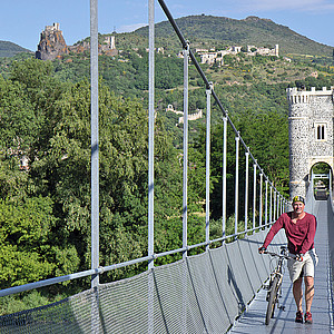 Rad und Fußgängerbrücke in Rochemaure