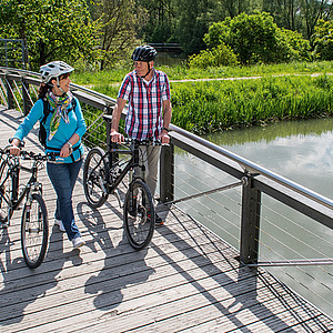 Neumarkt Radfahrer auf Brücke