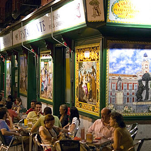Tapasbar in Madrid: Menschen sitzen davor
