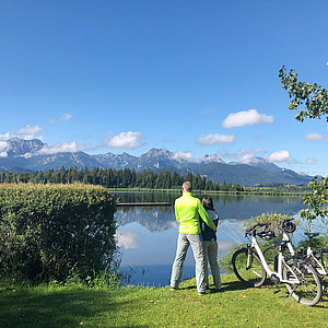Biohotel Eggensberger Pärchen mit Rädern vor See