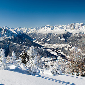 Winterliches Bergpanorama im Stubaital