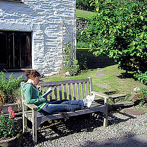 Auf der Bank vor dem Nab Cottage