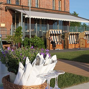 Strandkörbe vor dem Hotel
