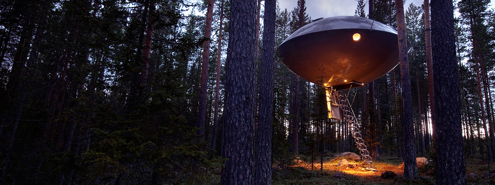 Baumhaus Ufo in Schweden