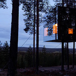 Baumhaus Mirror Cube in Schweden