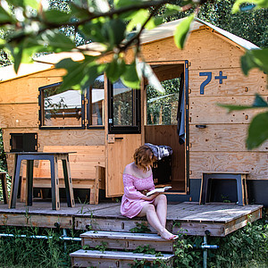Luise Kenner - Wendland - destinature dorf Luise vor Werkhaus