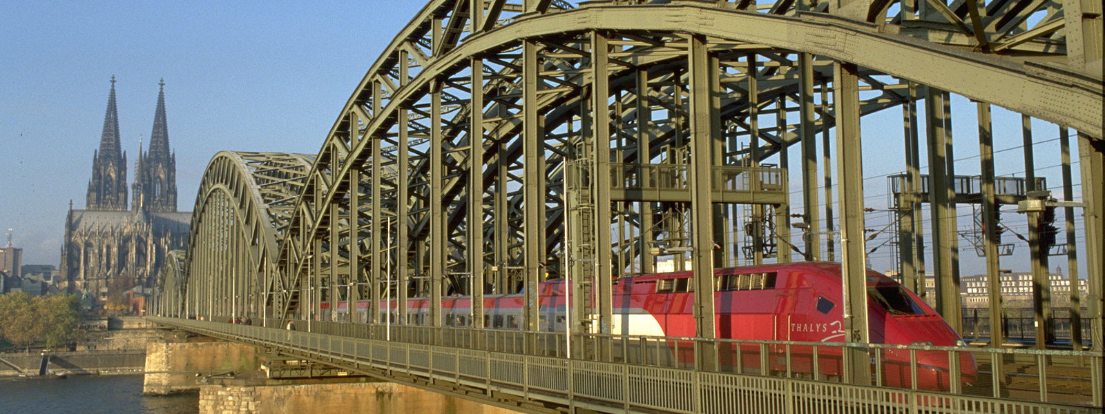 Thalys auf der Brücke in Köln