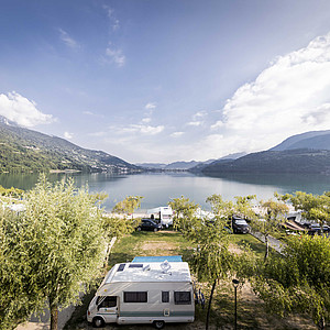 Camping direkt am Wasser im Valsugana