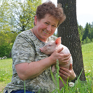 Frau mit Ferkel