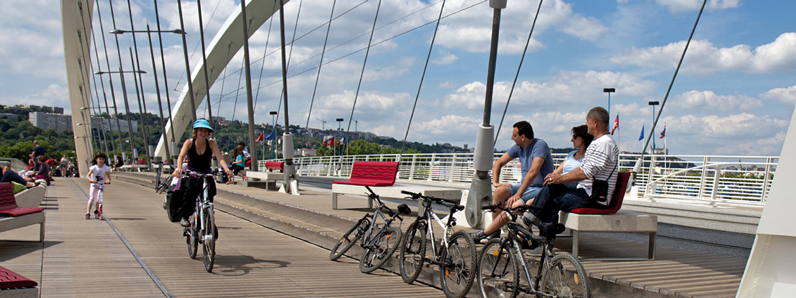 Radler auf Brücke bei Lyon