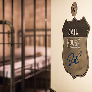 Der Jail House Room im Road Stop Motel