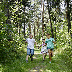 Kinder draußen unterwegs im Thüringer Wald