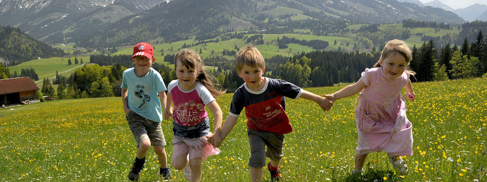 Vier Kinder auf einer Wiese
