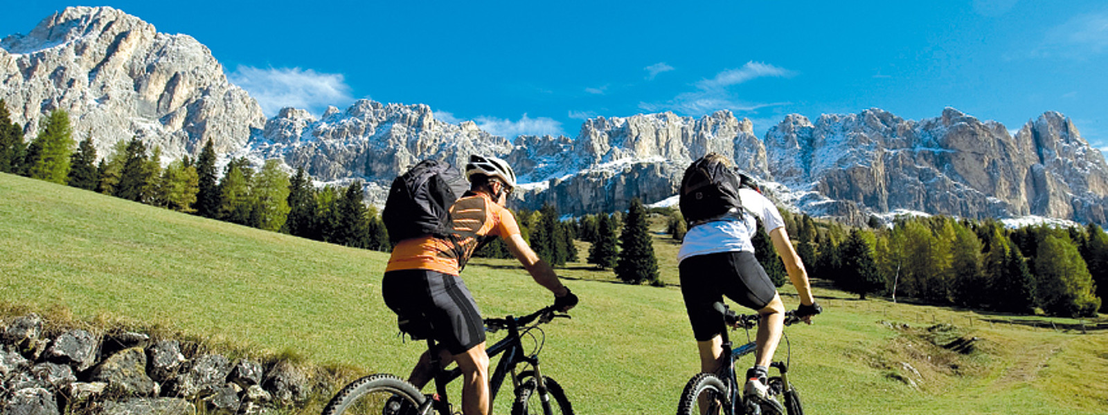 Zwei Mountainbiker in den Dolomiten