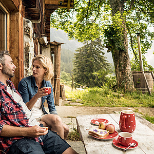 Gemütliche Jause vor der Hütte