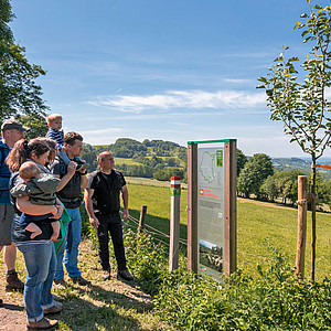 Vogelsberg Familie vor Infostehle