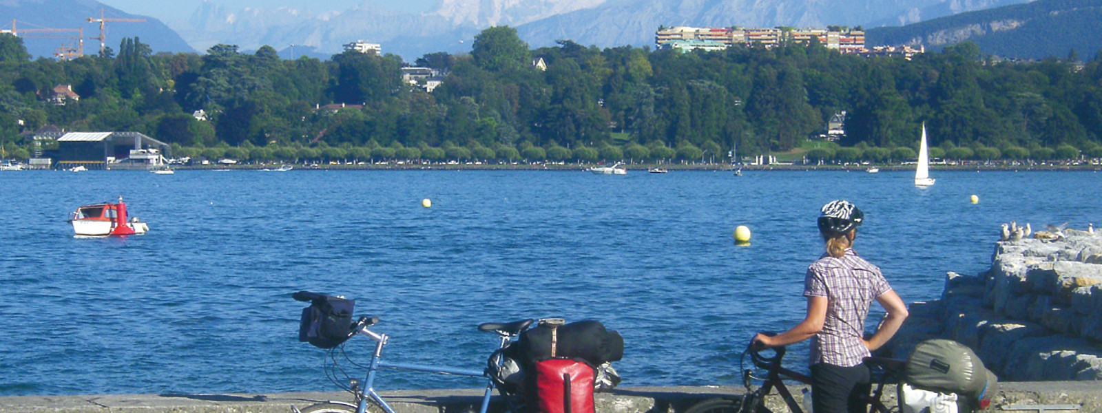 Radfahrer blickt über den Genfer See zum Mont Blan