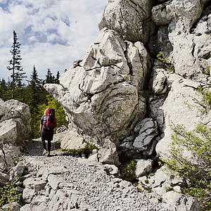Wandern im Velebit-Gebirge in Koratien Wandern durch weißgraue Karstfelsen im Velebit-Gebirge