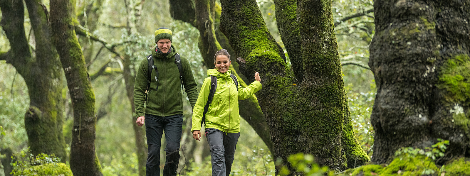 Wikinger Reisen Naturreisen Paar im Wald
