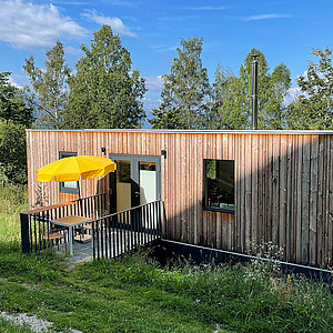 Biohotel Grafenast Tiny House Außenansicht im Sommer
