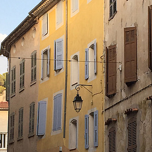Häuserfront im Provence-Städtchen Cotignac