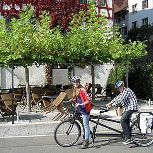 Zwei Teenager auf Tandem