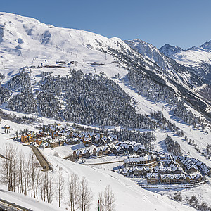 Wintersport-Ort Baqueira in den Pyrenäen im Val d'Aran