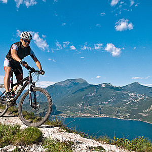 Mountainbiker hoch über dem Gardasee