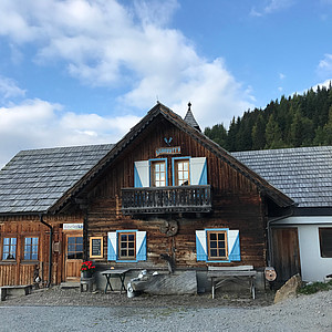 Die Alexanderhütte auf dem Alpe-Adria-Trail