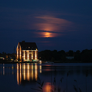 Mond über dem Hotel