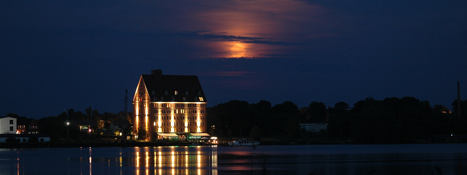Mond über dem Hotel