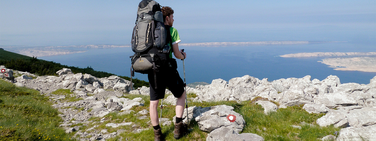 Wandern im kroatischen Hinterland mit Blick auf die Küste Blick auf die Kvarner Bucht beim Wandern im Velebit-Gebirge