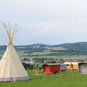 Tipis und Schäferwagen auf dem Hofgut Hopfenburg
