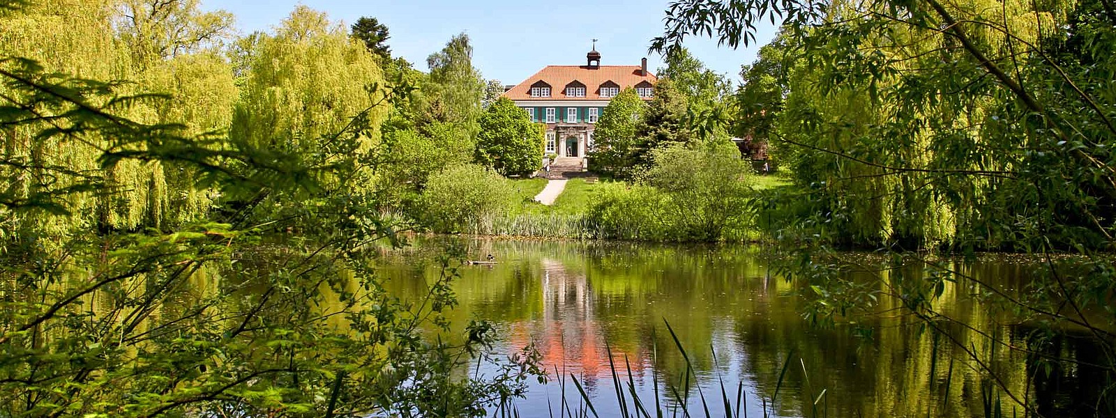 Das Gutshaus Stellshagen umgeben von einem weitläufigen Park Alernativer Text zu Stellshagen