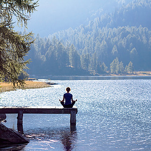 Berge Meditieren aus Steg