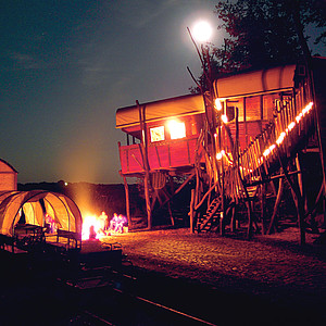 Baumwaggon-Hotel, Stimmung bei Vollmond am Lagerfe