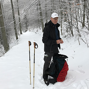 Wanderer im Schnee im Schwarzwald