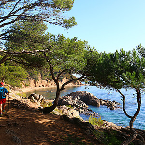 Blick über die Bucht Cala Estreta an der Costa Brava
