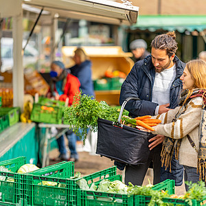Niederrhein Marktgänger Ein junges Paar kauft frisches Gemüse auf dem Markt ein