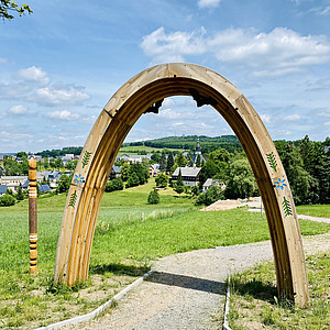 Erzgebirge - Christin - Portal mit Blick auf Seiffen