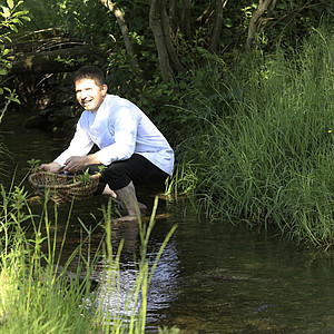 NRW - Sauerland - Sammeln im Fluss