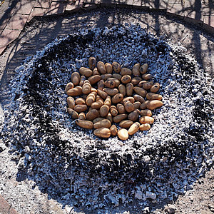 NRW Sauerland - Landidyll-Hotels - Kartoffeln auf dem Buchenholzfeuer